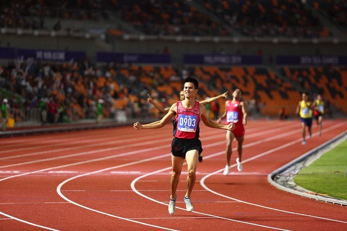 Không chịu kém cạnh nữ đồng nghiệp, ở 1500 mét nam, Dương Văn Thái đoạt HC vàng với thành tích 4 phút 6,63 giây. Sau khi về đích, Dương Văn Thái phấn khích, nở nụ cười tươi và giơ cao lá cờ tổ quốc trên tay.