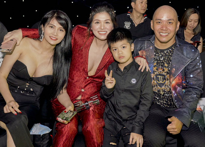 Con trai lớn của cô - bé Henry đi xem mẹ catwalk.