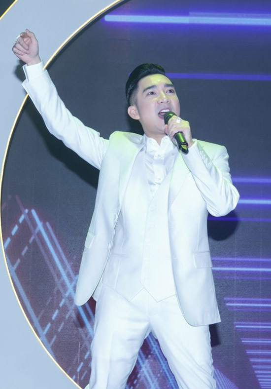 [CaptionNgay sau đó, A Tuân song ca Ngỡ cùng nam ca sĩ Quang Hà. Có thể nói, Quang Hà là một người anh em đã gắn bó với A Tuân từ lâu, cả hai luôn hỗ trợ nhau trong nhiều hoạt động nên khi A Tuân thực hiện liveshow Cuộc đời bá đạo, sự góp mặt của Quang Hà là không thể thiếu. Nam ca sĩ sau đó mang đến cho khán giả 2 ca khúc hit của mình là Trăm năm không quên và Hoa bằng lăng. Nam ca sĩ cũng không quên bày tỏ lời ngợi khen A Tuân đã thực hiện một liveshow đáng nhớ.