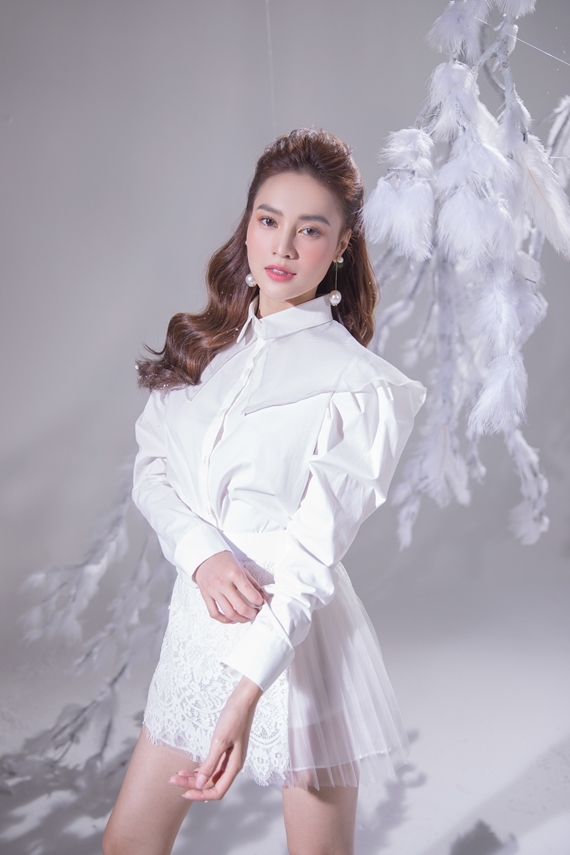 Áo sơmi phối chân váy ren luôn hợp mốt, tôn vẻ sành điệu cho các cô gái.