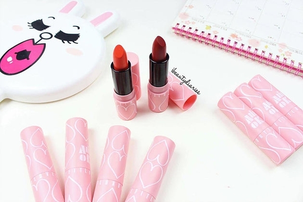 Amok Luxury Lovefit Lipstick Cây son có thiết kế vỏ hồng xinh xắn phù hợp với những nàng bánh bèo. Chất son mềm mịn, không làm khô môi khi sử dụng.