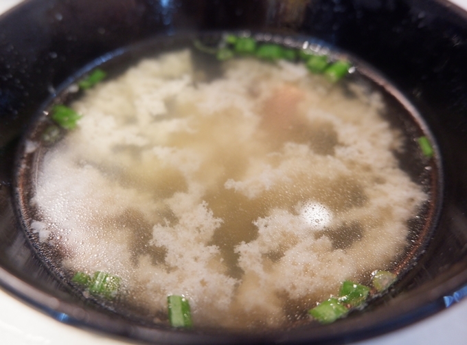 Mì khô ăn kèm chén nước súp thanh, ít dầu mỡ khiến bạn muốn húp đến giọt cuối cùng. Nếu có dịp đến Singapore, bạn nên thưởng thức món này cho biết.