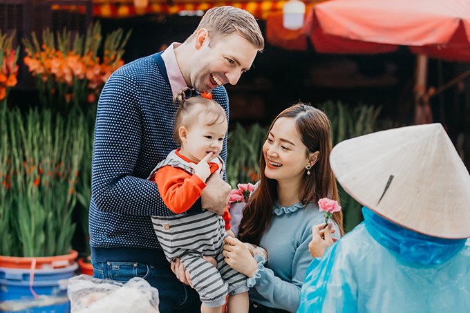 Thiên thần nhỏ Linda của Lan Phương rất thích thú khi được các cô bán hàng cho ngồi thử trên xe đạp.