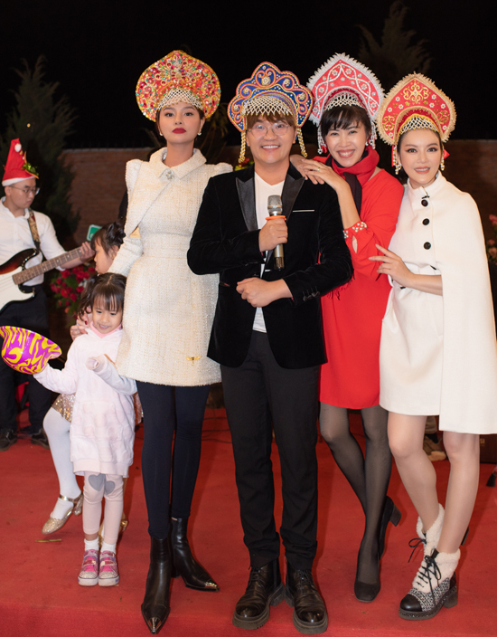 MC Quỳnh Hoa (váy đỏ) nhí nhảnh đội chiếc mũ sắc màu, vui Noel với mẹ con Vũ Thu Phương, MC Đại Nghĩa và Lý Nhã Kỳ.