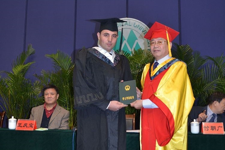 Rohani trong lễ tốt nghiệp tại đại học y Đài Sơn, Trung Quốc. Ảnh: Facebook/Sayed Mirwais Rohani