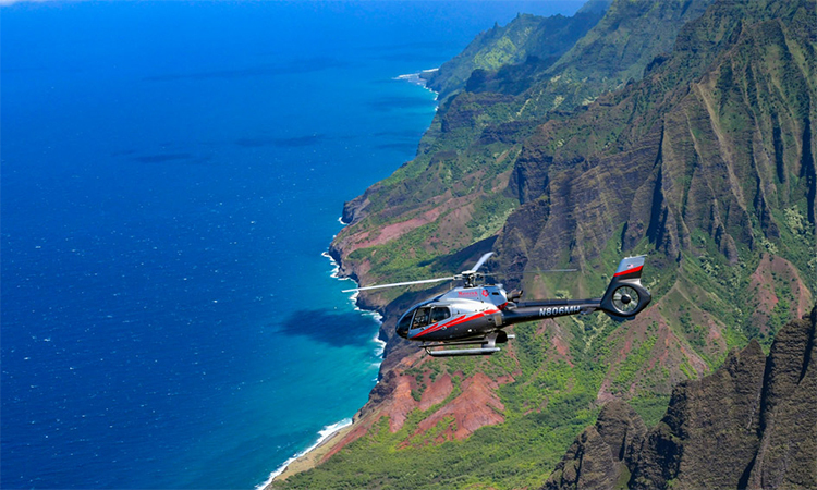 Một trực thăng chở khách du lịch bay trên bờ biển Na Pali, đảo Kauai, Hawaii. Ảnh: Maverick Helicopter