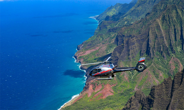 Trực thăng chở khách du lịch bay trên bờ biển Na Pali, đảo