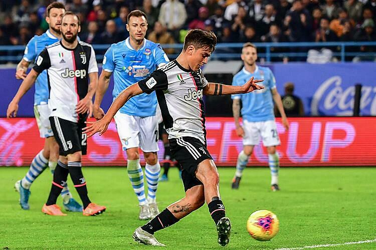 Dybala đá bồi ghi bàn sau cú dứt điểm của Ronaldo. Ảnh: AFP.