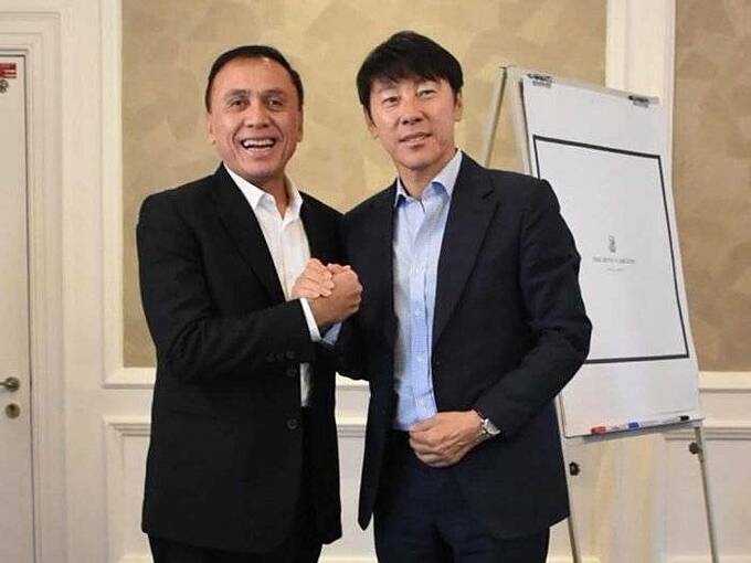 Ông Shin Tae-yong (trái) bên cạnh lãnh đạo Liên đoàn bóng đá Indonesia.