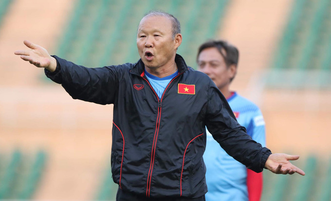 Thầy Park ngã nhào trên sân tập