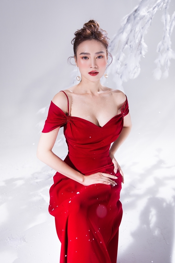 Màu đỏ cũng là lựa chọn không thể thiếu của Lan Ngọc dịp lễ hội cuối năm.