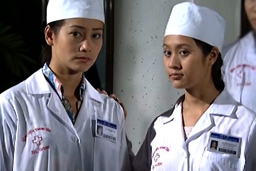Thanh Thúy (phải) thủ vai bác sĩ thực tập Vân trong phim Blouse trắng (năm 2002). Đây là một trong những vai diễn đầu tiên của cô khi học năm nhất trường Sân khấu Điện ảnh TP HCM.