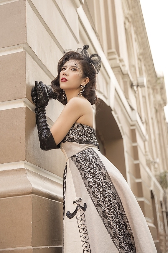 Dương Yến Nhung cao 1,7m, số đo ba vòng 87-60-90, lớn lên tại Nha Trang và tốt nghiệp Học viện Hàng không Việt Nam.