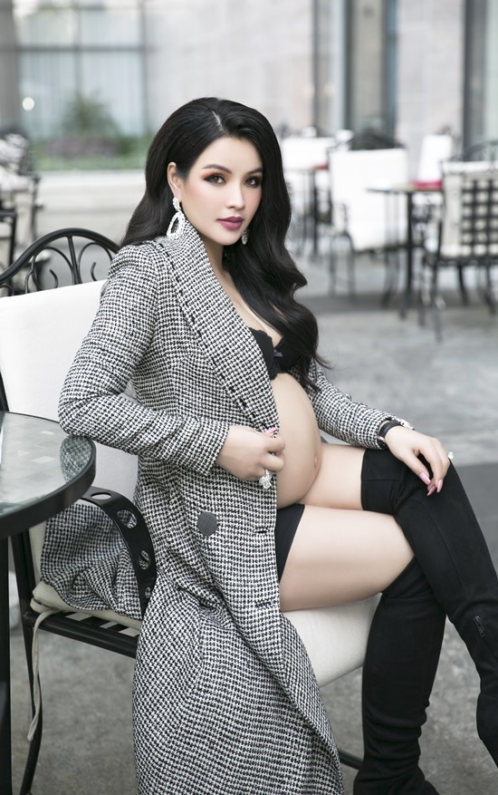 Tôi tin rằng ngoại hình đẹp hơn sẽ khiến tâm trạng người mẹ thoải mái và hạnh phúc hơn. Nhờ đó tác động tích cực lên sự phát triển của thai nhi cùng chất lượng cuộc sống của chính bạn. Nếu sợ mỹ phẩm có thể gây ảnh hưởng không tốt, đó là do bạn chưa tìm được dòng sản phẩm chất lượng, cô nói thêm.