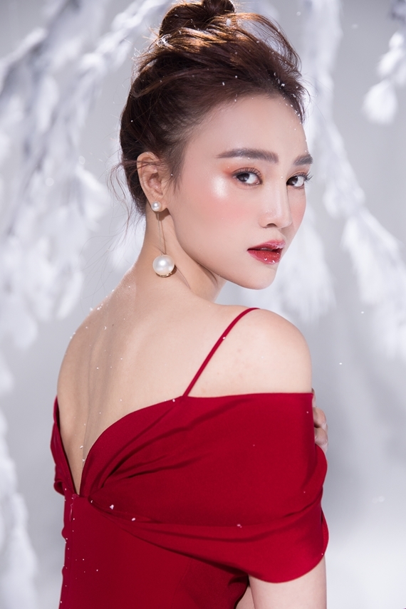 Năm 2019 là một năm nhiều dấu ấn của Lan Ngọc. Cô tham gia và tỏa sáng ở nhiều lĩnh vực: điện ảnh, gameshow, thậm chí lấn sân ca hát. Hiện người đẹp nằm trong đề cử Ngôi sao Phim ảnh thuộc giải thưởng Ngôi sao của năm do báo Ngoisao.net tổ chức.