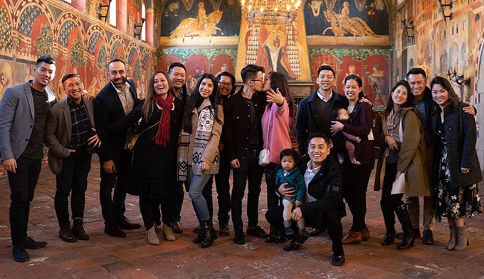 Cặp đôi say đắm khoá môi trước mặt bạn bè trong chuyến tham quan thung lũng Napa Valley ở Mỹ.