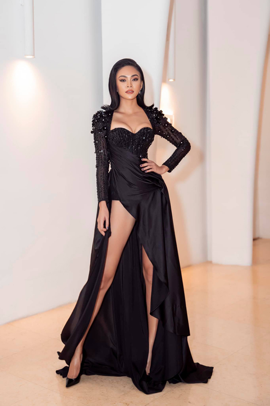 Á hậu Mâu Thủy đốt mắt người nhìn với mẫu đầm cúp ngực, siết eo đến nghẹt thở. Thêm vào đó phần tà váy xẻ càng khiến người đẹp trở nên sexy hơn. 