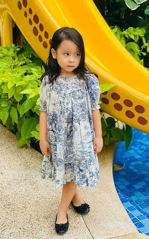 Misu được mẹ nhận xét là cá tính, thích đồ chơi siêu nhân. Khuôn mặt bé có nhiều nét giống bố - nhạc sĩ Hồ Hoài Anh.