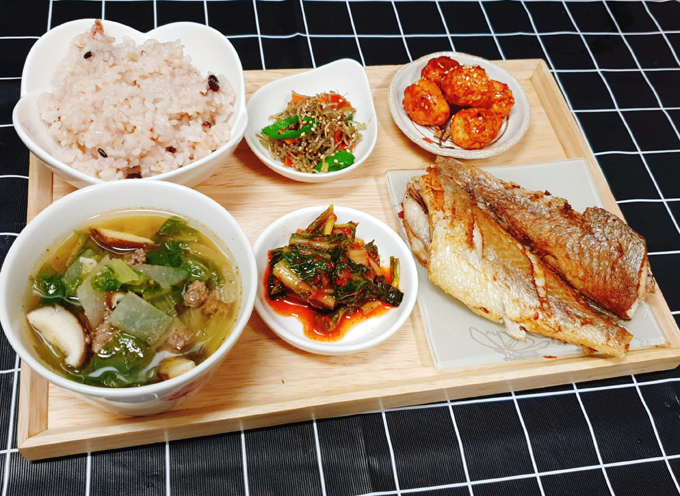 Với bữa sáng, Dịu thường tốn khoảng 30-50 phút chế biến. Cô sẽ đem thực phẩm giàu đạm từ ngăn đá đặt xuống ngăn mát từ tối để buổi sáng không mất thời gian rã đông thực phẩm. Dịu ưu tiên các thực phẩm mềm, dễ nuốt cho bữa sáng. 