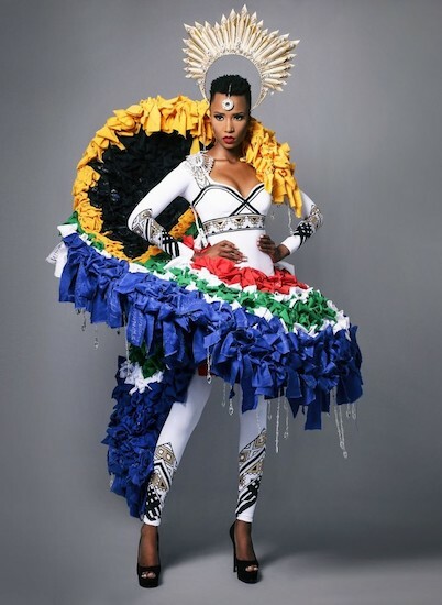 Trang phục dân tộc của Zozibini Tunzi tại Miss Universe. Ảnh: MU.