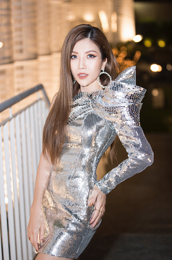 Trang Pháp tỏa sáng với váy sequins ánh bạc của Chung Thanh Phong.