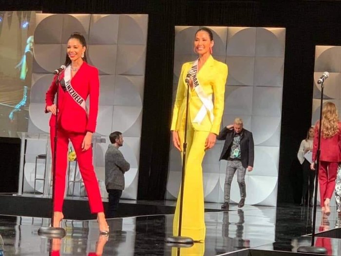 Hoàng Thùy trong buổi tổng duyệt Bán kết - Miss Universe 2019.