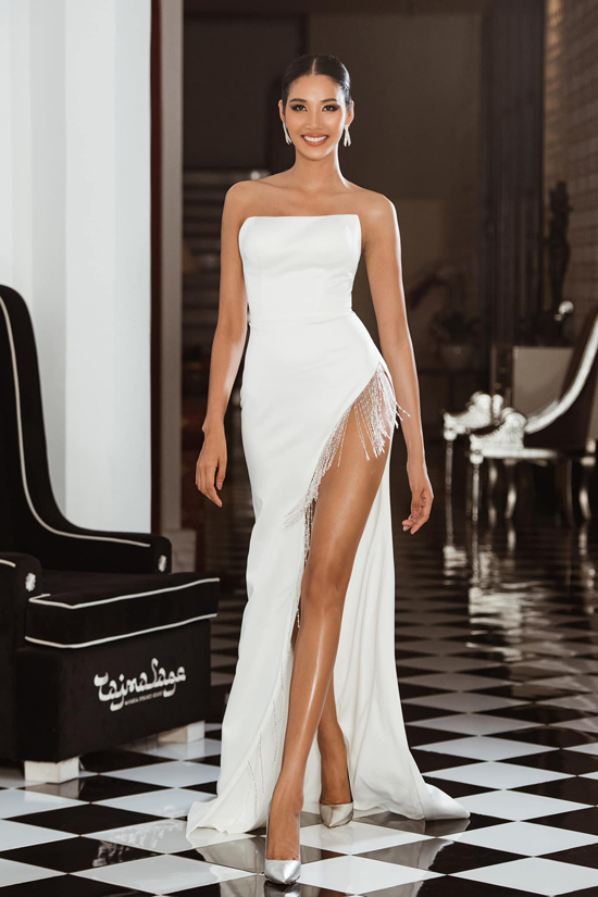 Trang phục dạ hội xẻ cao của á hậu Hoàng Thùy trở nên độc đáo và ấn tượng hơn nhờ vạt tua rua đính dọc từ phần xẻ hông đến chân váy.