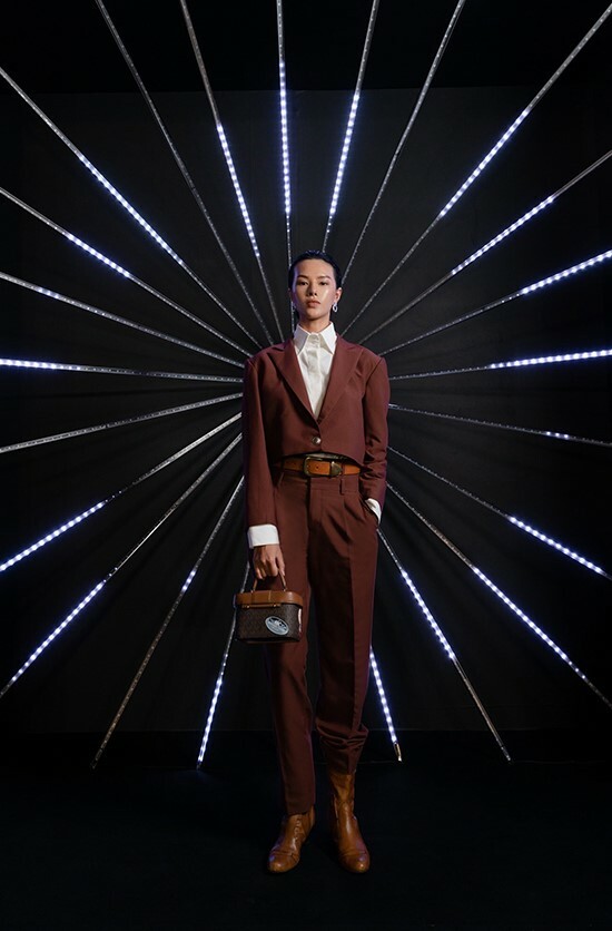 Suit nâu theo phong cách cổ điển được Hà Kino mix cùng túi xách và giày theo tinh thần ton-sur-ton. Cùng với phong cách chuyên nghiệp trên sàn runway, Hà Kino là một trong những nữ người mẫu được đánh giá cao về gu thẩm mỹ và style mang chất riêng.