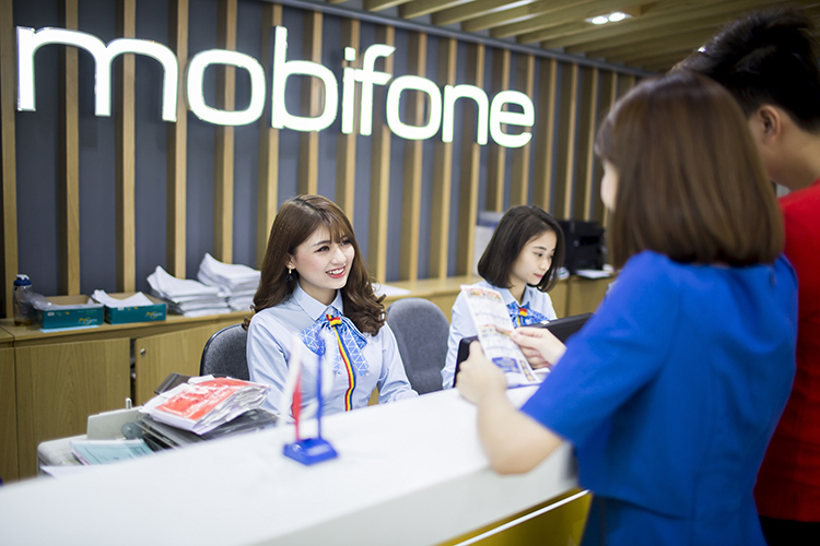 Chuyên viên của MobiFone tư vấn khách hàng sử dụng dịch vụ.