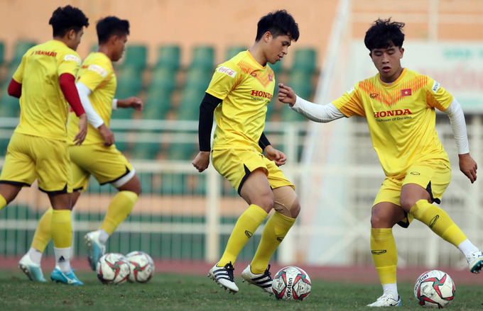 Thầy Park ngã nhào trên sân tập