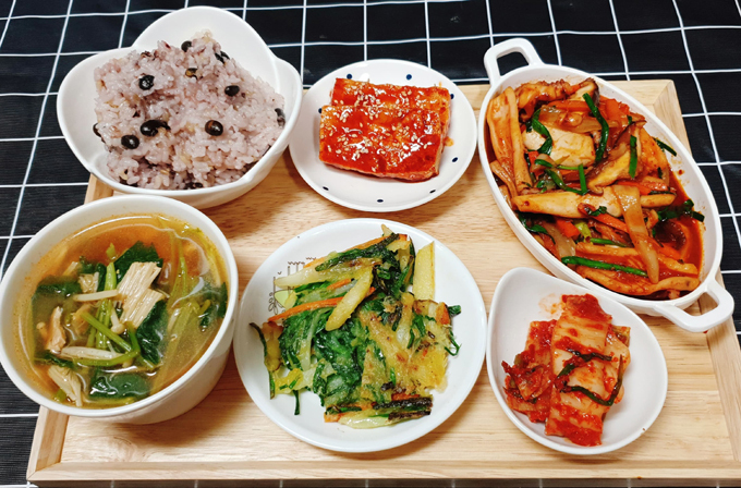 Thi thoảng, Dịu đổi món với mâm cơm chay. Cô kiêng dùng mì chính, bột nêm mà tạo vị ngọt cho nước dùng từ các thực phẩm thiên nhiên như củ cải, cá trống, tảo biển. 