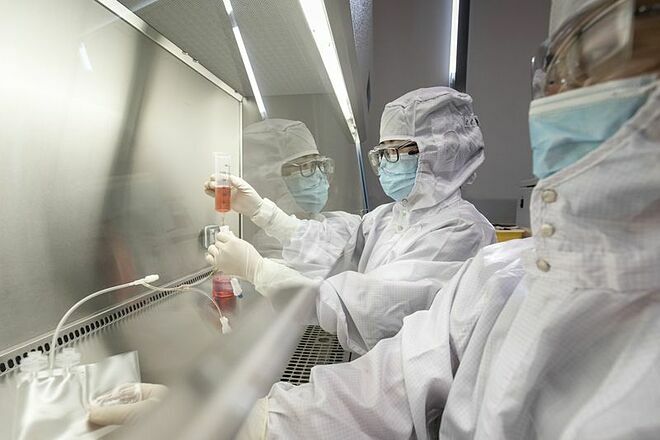 Các kỹ thuật viên tại phòng thí nghiệm Công nghệ sinh học Gracell, Thượng Hải. Ảnh: Bloomberg