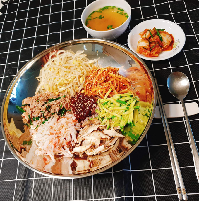 Các bữa cơm do Dịu trổ tài ngày càng tiến bộ và nhận được sự hưởng ứng nhiệt tình từ chồng và con. Cô thường sử dụng tỏi, hành tây - loại gia vị yêu thích của người Hàn cho nhiều món ăn. 