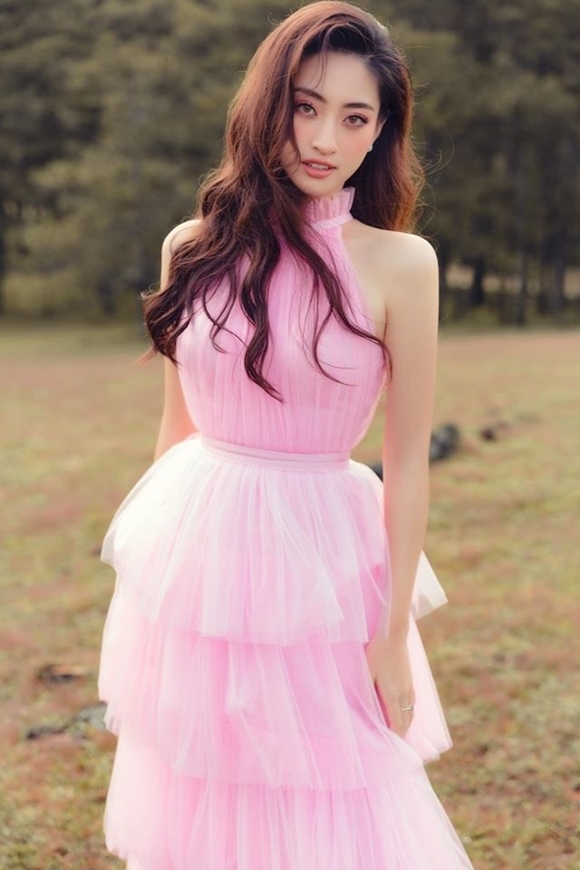 Lương Thùy Linh khoe vẻ đẹp tuổi 19.