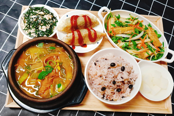 Buổi tối là lúc chồng đi làm về, Dịu sẽ chuẩn bị món ăn cầu kỳ hơn, giàu đạm và coi là bữa chính trong ngày. Với bữa tối, cô thường bỏ thực phẩm ra rã đông trước khi nấu từ 3-4 tiếng đồng hồ. Sau đó, Dịu mất khoảng 1 tiếng đồng hồ để hoàn thành bữa cơm.  Nước dùng nấu canh có vị ngọt thơm của nấm được ninh kỹ, có vị hăng của hành. Khi vào bàn ăn, cả gia đình Dịu luôn được thưởng thức cơm canh nóng sốt vì Dịu muốn chồng, con được tăng sức đề kháng với khí hậu lạnh xứ Hàn.  