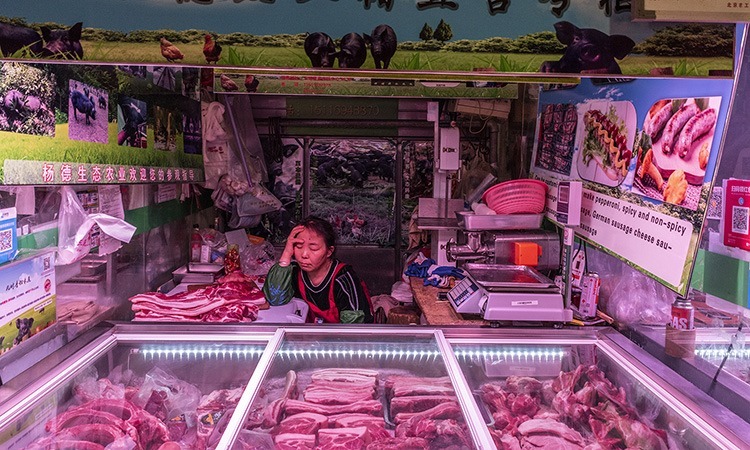 Một quầy bán thịt lợn ế khách ở thành phố Bắc Kinh, Trung Quốc. Ảnh: Bloomberg.