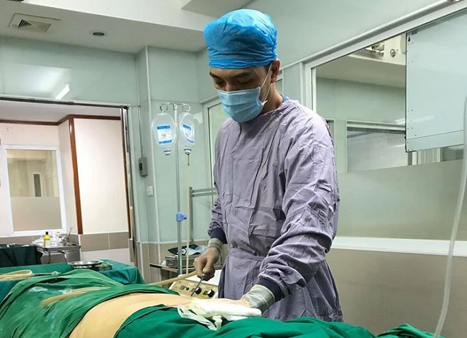 Bác sĩ Duy đang thực hiện thao tác hút mỡ bụng tại Bệnh viện. Ảnh: Bác sĩ cung cấp