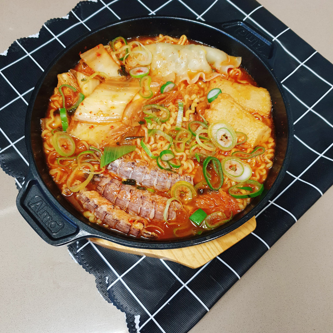 Với bữa trưa, mẹ 9X sẽ chọn nấu khoai lang, mỳ trộn giúp nhẹ bụng. 