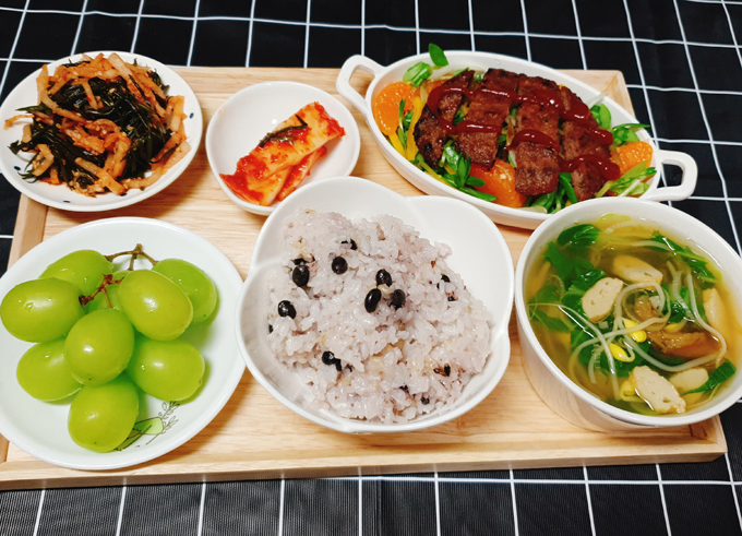 Ẳm thực Hàn cũng giống ẩm thực Việt, đều chú trọng bày biện thức ăn sao cho vừa hài hòa màu sắc, vừa trọn vẹn hương vị. Dịu cũng áp dụng nguyên tắc này khi trình bày mâm cơm. Niềm hạnh phúc của Dịu là được nhìn ngắm chồng, các con cùng thưởng thức bữa cơm. Cả gia đình có thói quen nói không với điện thoại khi ăn làm tăng sự tương tác giữa thành viên gia đình và giúp bữa ăn thêm ngon miệng. 