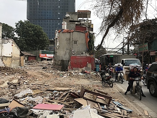 Các công trình đang phá dỡ dang dở trên đường vành đai 2.5. Ảnh: Gia Chính.