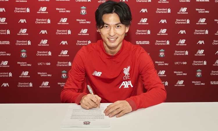 Minamino trong buổi ký hợp đồng với Liverpool hôm thứ Tư 18/12. Ảnh: Liverpool FC.