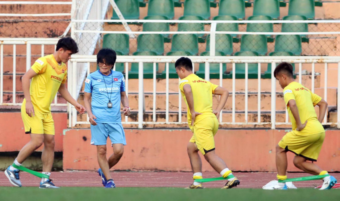 Thầy Park ngã nhào trên sân tập