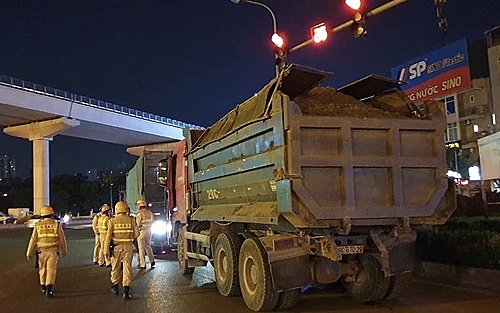 Xe tải chở vật liệu xây dựng vi phạm bị tạm giữ tại đường vành đai 3.