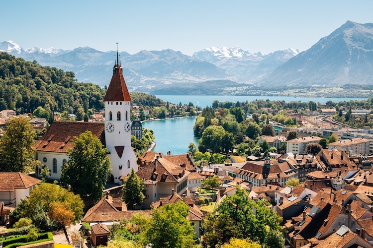 Thành phố Bern nằm trên vùng cao nguyên của Thụy Sĩ. Trong tiếng Đức, Bern có nghĩa là con gấu - hình ảnh xuất hiện khắp nơi, đặc biệt trên lá cờ và phù hiệu của thành phố. Ảnh: Smart Cities.