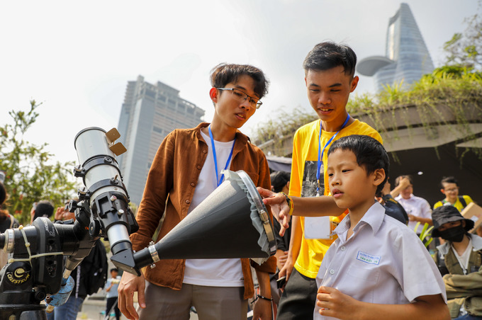 Giới trẻ xem nhật thực ở Sài Gòn