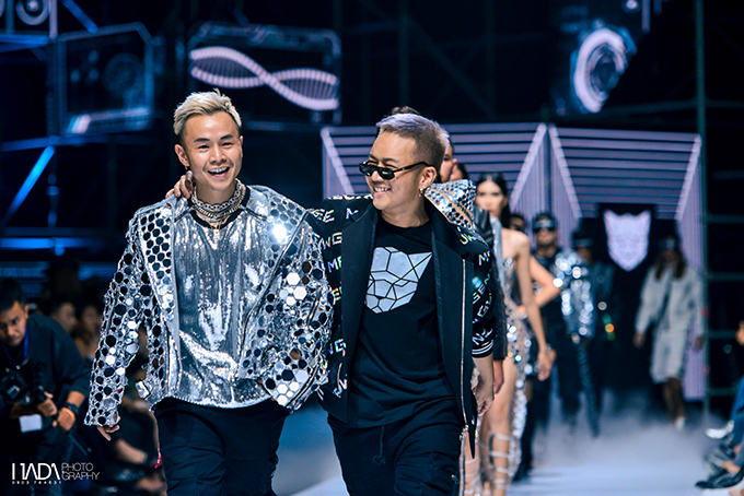 Chung Thanh Phong (áo đen) cùng rapper Binz (áo ánh bạc) tại Tuần lễ Thời trang Quốc tế Việt Nam.