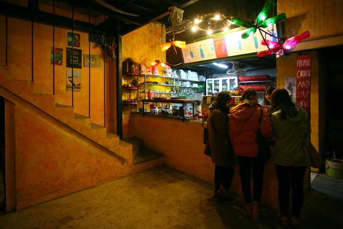 Quán cà phê trang trí bằng đồ tái chế