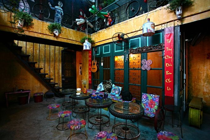 Quán cà phê trang trí bằng đồ tái chế