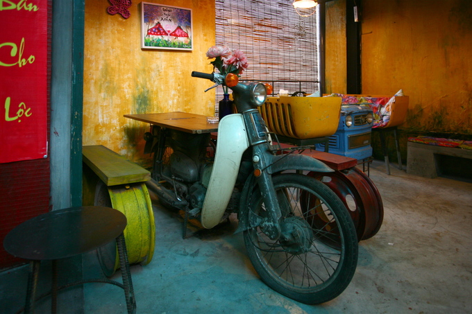Quán cà phê trang trí bằng đồ tái chế