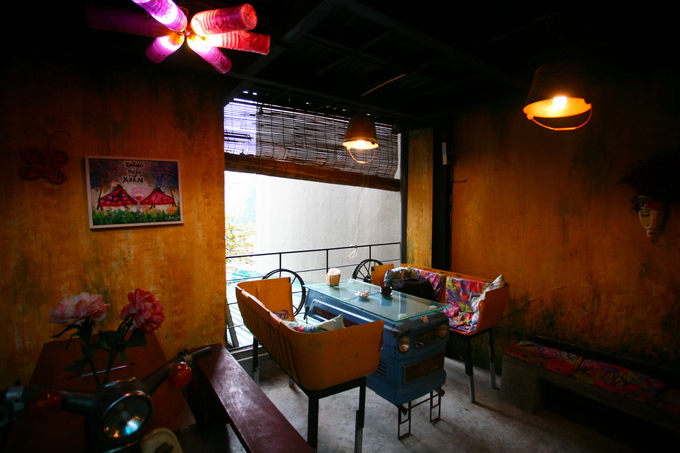Quán cà phê trang trí bằng đồ tái chế